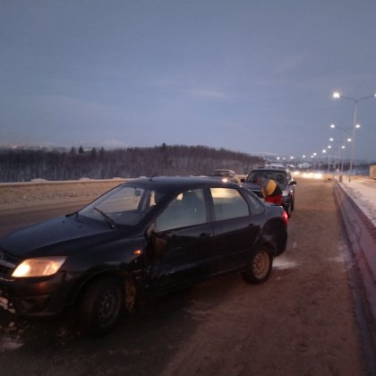 Мешок с мусором спровоцировал ДТП на «ленинградке» в Мурманске Мешок с мусором спровоцировал ДТП на «ленинградке» в Мурманске
