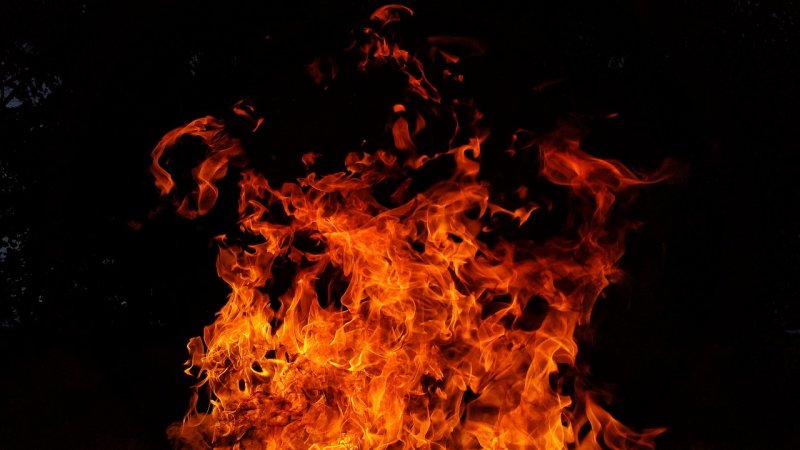 Сильный пожар вспыхнул на территории промплощадки в Ковдоре Сильный пожар вспыхнул на территории промплощадки в Ковдоре