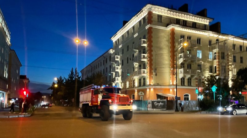 Час горела сталинка в центре Мурманска Час горела сталинка в центре Мурманска