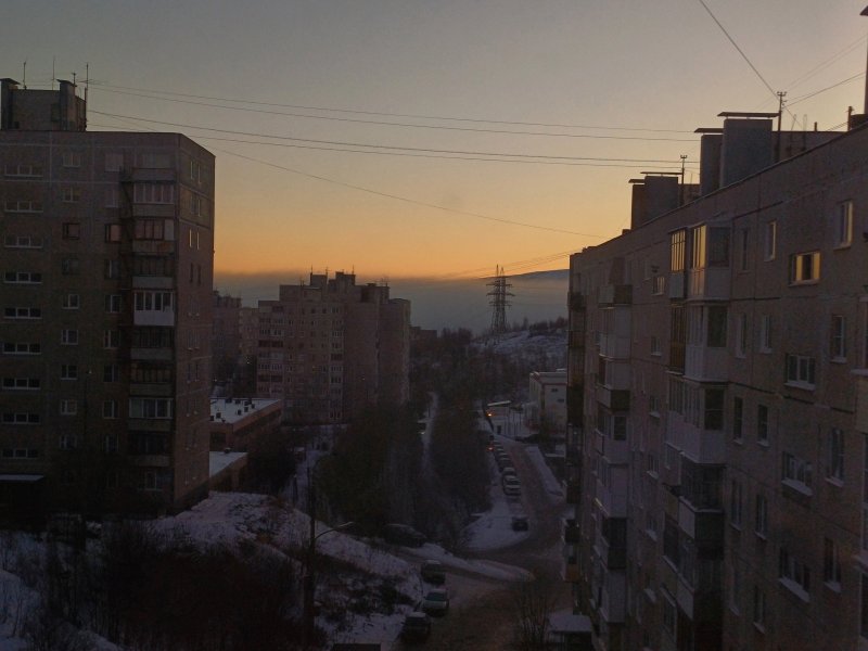 Лобовое стекло автомобиля разбила пьяная леди у бара в Мурманске Лобовое стекло автомобиля разбила пьяная леди у бара в Мурманске