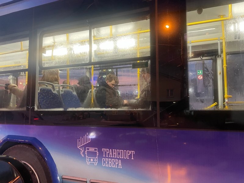 Концерт под гитару устроили мурманчане в автобусе №33Р Концерт под гитару устроили мурманчане в автобусе №33Р