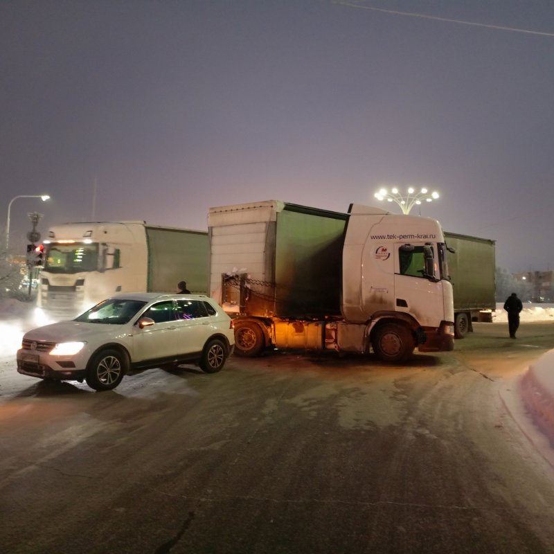 Фура сложилась пополам на выезде из Мурманска Фура сложилась пополам на выезде из Мурманска