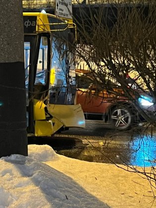 Трактор протаранил троллейбус в Мурманске Трактор протаранил троллейбус в Мурманске
