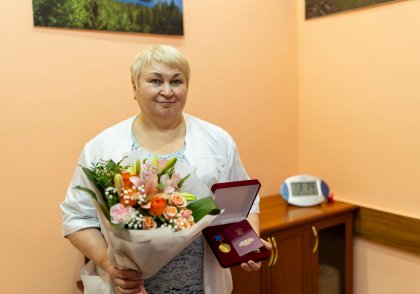 Медаль "85 лет Мурманской области" вручили директору стоматологии Мурманска