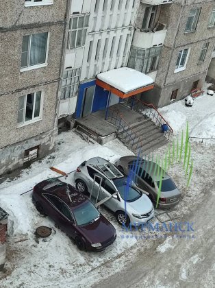 Балкон снесло сильным ветром в Оленегорске Балкон снесло сильным ветром в Оленегорске