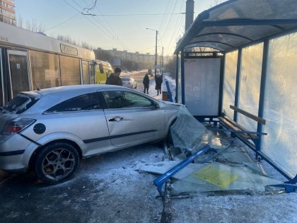 «Опель» врезался сначала в автобус, а потом в остановку «Озеро Ледовое» «Опель» врезался сначала в автобус, а потом в остановку «Озеро Ледовое»