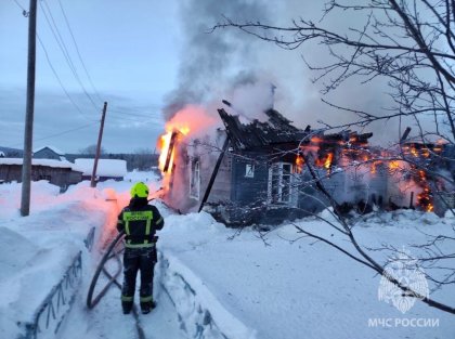 Баллоны с газом эвакуировали из горящего дома в Коле Баллоны с газом эвакуировали из горящего дома в Коле
