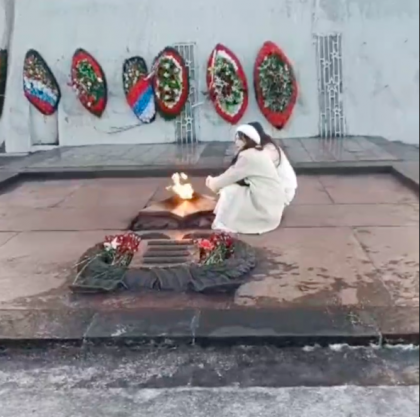 Туристы отогревались у вечного огня у памятника «Алеше» Туристы отогревались у вечного огня у памятника «Алеше»