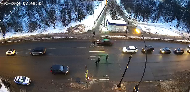 Машина на глазах сотрудников ГИБДД на «красный» сбила пешехода в Мурманске