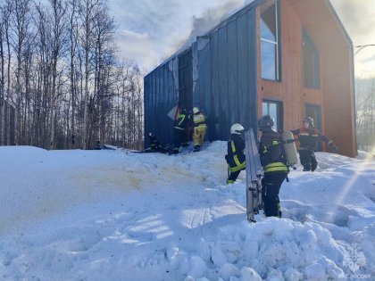 Сгорел домик на лыжной трассе в Апатитах Сгорел домик на лыжной трассе в Апатитах
