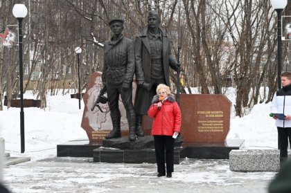 Поэтесса прочла свои стихи молодежи у памятника воинам Полярной дивизии Поэтесса прочла свои стихи молодежи у памятника воинам Полярной дивизии