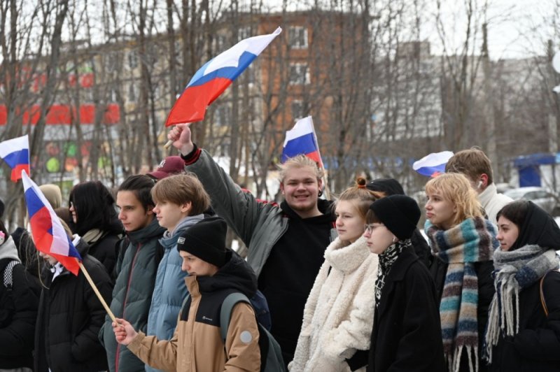 Поэтесса прочла свои стихи молодежи у памятника воинам Полярной дивизии Поэтесса прочла свои стихи молодежи у памятника воинам Полярной дивизии