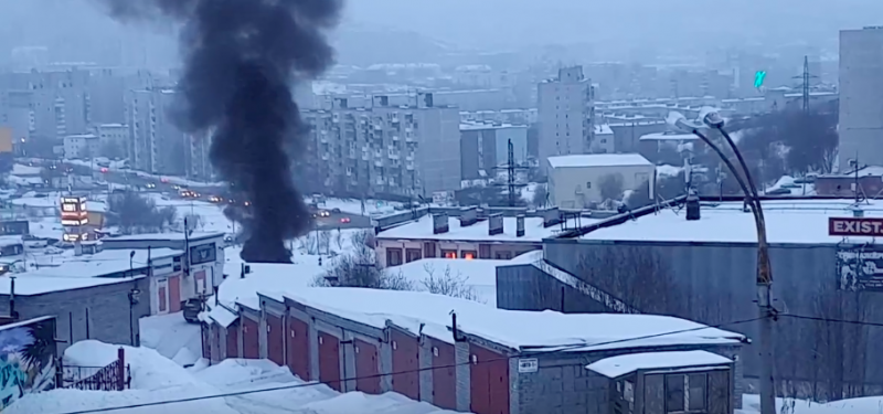 Пожар вспыхнул в гаражном кооперативе на выезде из Мурманска Пожар вспыхнул в гаражном кооперативе на выезде из Мурманска