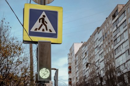 Светофор для пешеходов будет дольше работать на Ледовом озере Светофор для пешеходов будет дольше работать на Ледовом озере