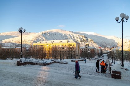 Пенсионер открыл дверь незнакомцу и был избит и ограблен в Кировске Пенсионер открыл дверь незнакомцу и был избит и ограблен в Кировске
