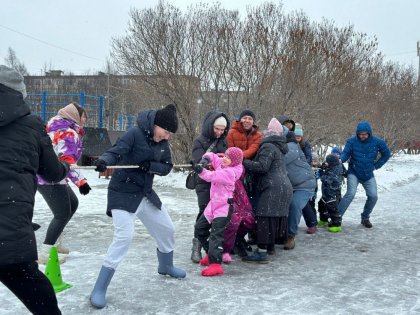 «Весенние забавы» устроили мурманчанам на Аллее поколений «Весенние забавы» устроили мурманчанам на Аллее поколений