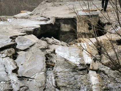 Обрушилась дорога возле жилого дома в Мурманске