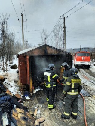 Сгорел гараж вместе с иномаркой на Туломском шоссе в Мурмашах