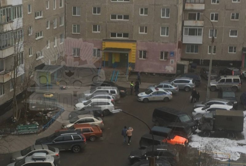 Днем выпала из окна дома женщина, вечером - мужчина в Мурманске