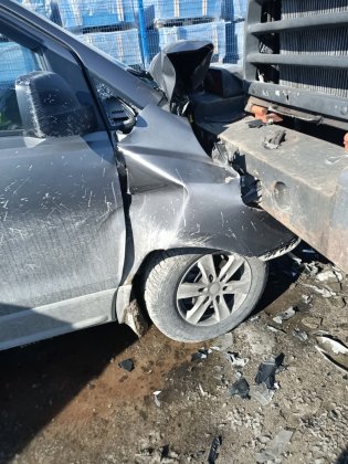 Водитель за рулем потерял сознание: машина врезалась в погрузчик в Мурманской области