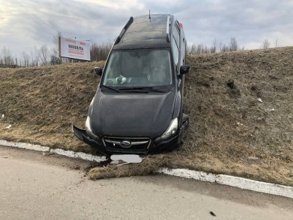 Серьезное ДТП у «Форума»: автомобиль сорвался в кювет Серьезное ДТП у «Форума»: автомобиль сорвался в кювет