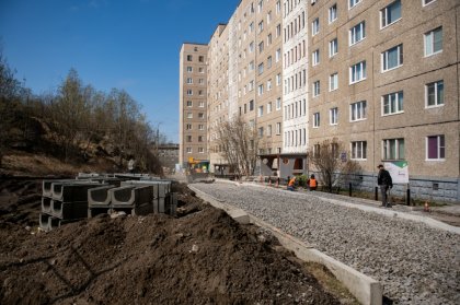 Ремонт дворов на Кирова проверили мурманские власти Ремонт дворов на Кирова проверили мурманские власти