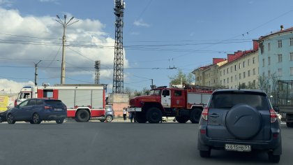 Серьезный пожар в промзоне виден из центра Мурманска Серьезный пожар в промзоне виден из центра Мурманска