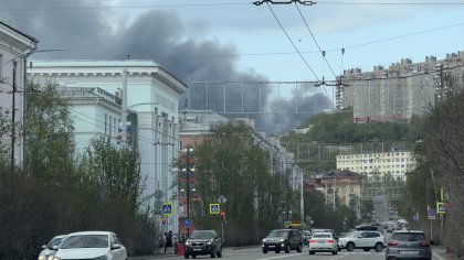 Серьезный пожар в промзоне виден из центра Мурманска Серьезный пожар в промзоне виден из центра Мурманска