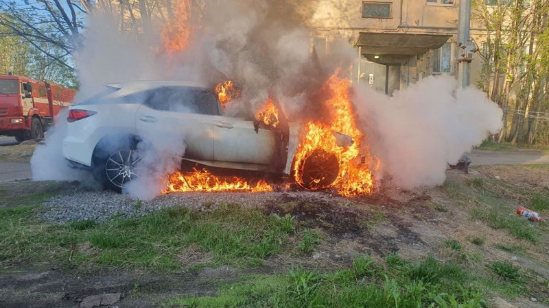 Полыхала иномарка в Мурманске, перевернулся грузовик в Кольском районе