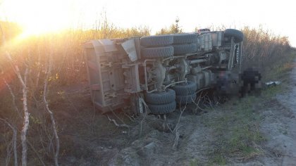 Полыхала иномарка в Мурманске, перевернулся грузовик в Кольском районе