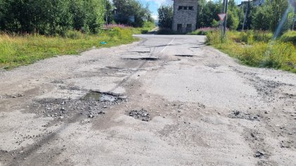 Выбоины по дороге в школу Лувеньги заинтересовали прокуроров Выбоины по дороге в школу Лувеньги заинтересовали прокуроров