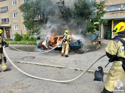 Посреди дня сгорела легковушка во дворе в Мончегорске Посреди дня сгорела легковушка во дворе в Мончегорске