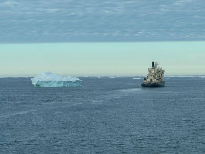Айсберг впечатлил экипажи судов в море Лаптевых