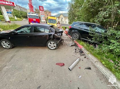 Тройное ДТП: внедорожник уехал в кусты у заправки на Папанина в Мурманске Тройное ДТП: внедорожник уехал в кусты у заправки на Папанина в Мурманске