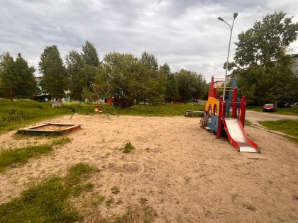Заусенцы на дереве и нет покрытия – в ужасном состоянии детская площадка в Кандалакше Заусенцы на дереве и нет покрытия – в ужасном состоянии детская площадка в Кандалакше
