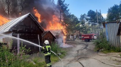 8 гаражей сгорели дотла в Верхнетуломском 8 гаражей сгорели дотла в Верхнетуломском