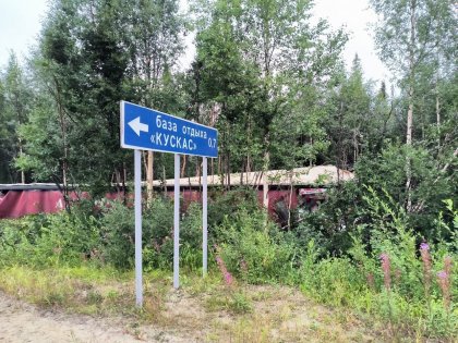 Взорвалось колесо у груженой фуры: она оказалась в кювете возле Апатитов Взорвалось колесо у груженой фуры: она оказалась в кювете возле Апатитов
