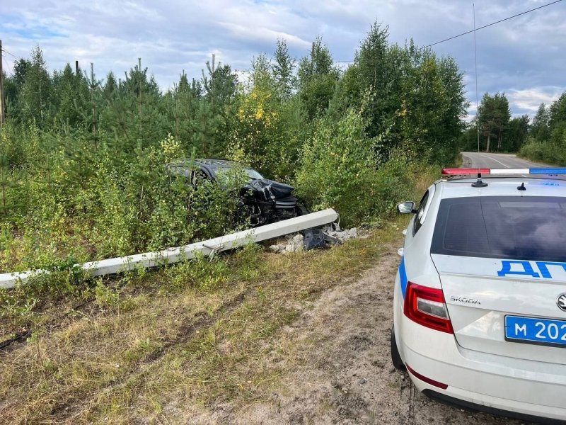 Пьяные водители разбили внедорожник об столбы в Алакуртти Пьяные водители разбили внедорожник об столбы в Алакуртти