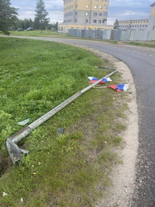 Пьяные водители разбили внедорожник об столбы в Алакуртти Пьяные водители разбили внедорожник об столбы в Алакуртти