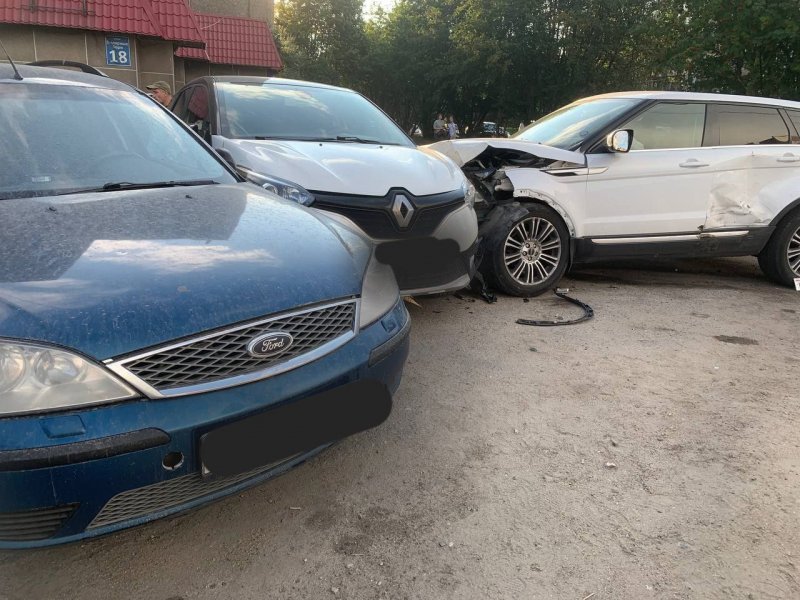 Внедорожник и легковушку снесло на пешеходов в центре Мурманска Внедорожник и легковушку снесло на пешеходов в центре Мурманска