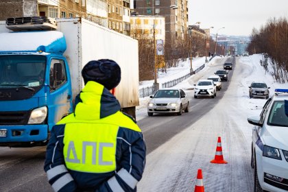 «Не заметил» свою знакомую за рулем без прав инспектор ДПС в Апатитах «Не заметил» свою знакомую за рулем без прав инспектор ДПС в Апатитах