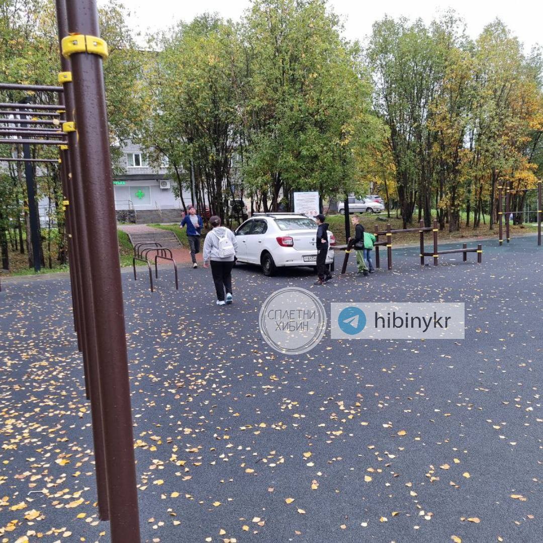 Водителя из Апатитов накажут за заезд на детскую площадку Водителя из Апатитов накажут за заезд на детскую площадку
