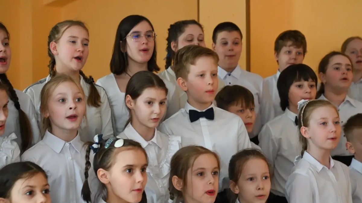От классики до народных песен: в старейшей музыкальной школе Мурманска прошел отчетный концерт хористов