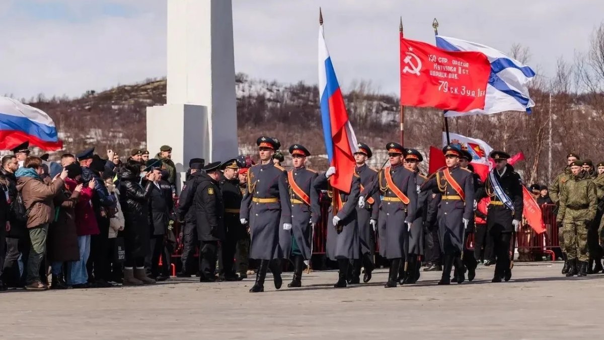 «Нерушимая стена на пути врага»: тысячи северян почтили память героев в Долине Славы