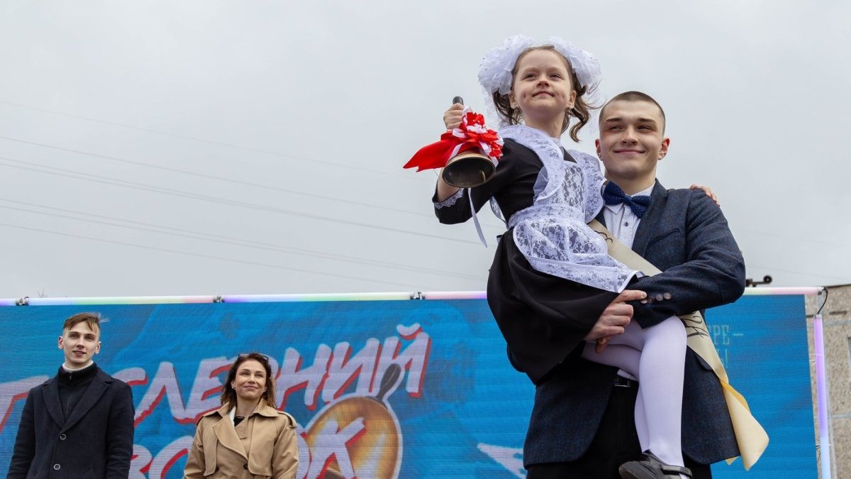 Киберпространство и фотозоны: в Мурманске для выпускников прозвучит последний звонок
