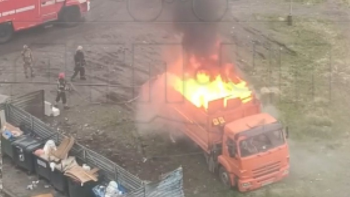 В Мурманске посреди двора вспыхнул мусоровоз из-за тлевшего в кузове матраса