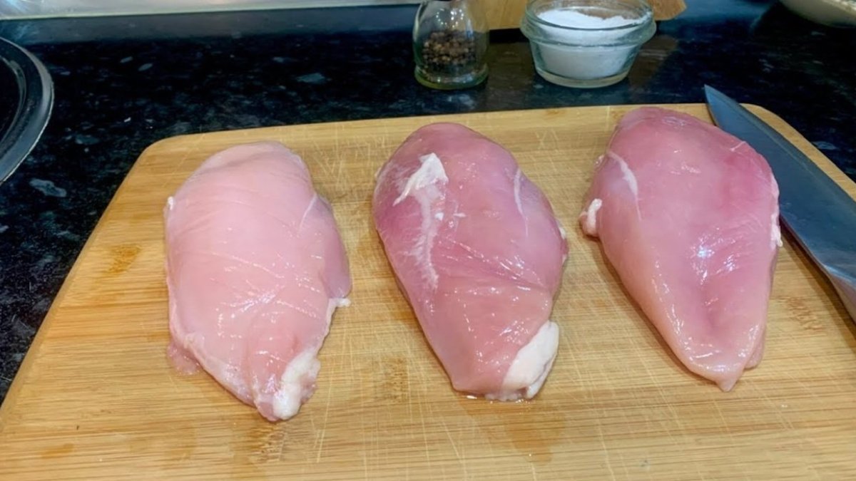 куриные грудки на доске