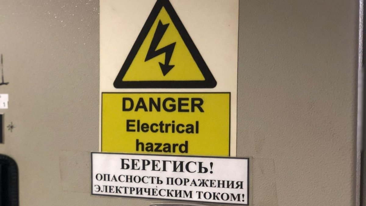 «Говорят, ничего страшного!»: в Кандалакше строители пустили водосток над электрощитом