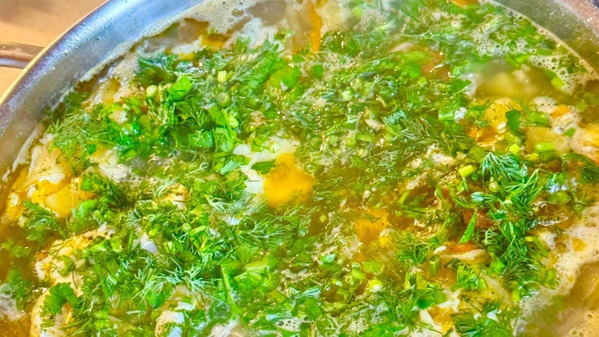 Кастрюля с вкусным горячим супом