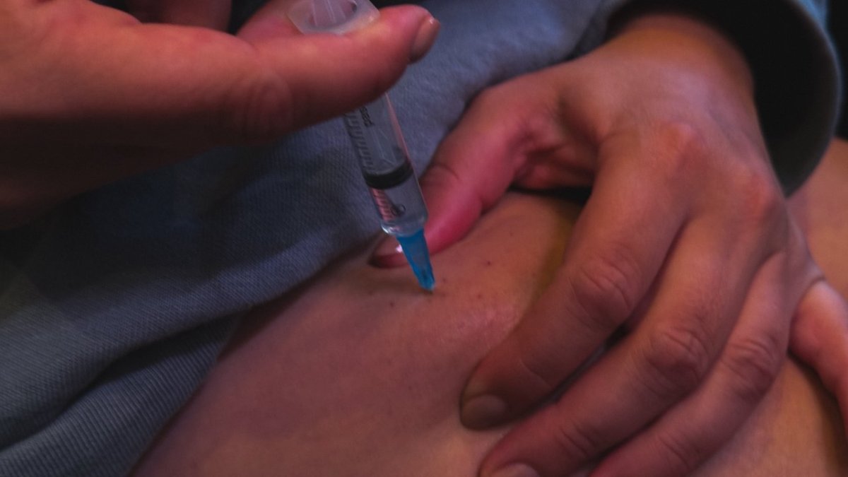 Пациенту делают прививку